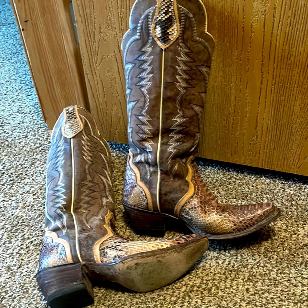 Size 7.5 Real python snake skin boots!